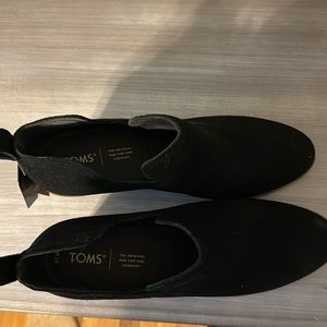 TOMS Woman’s Kallie in Black Suede